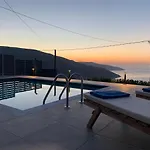 Athina Βίλα *